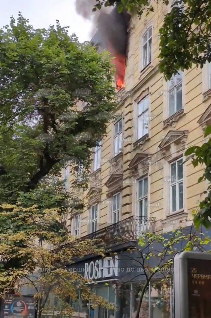 Ранкова пожежа у центрі Львова: стало відомо, що горіло в будинку (відео)