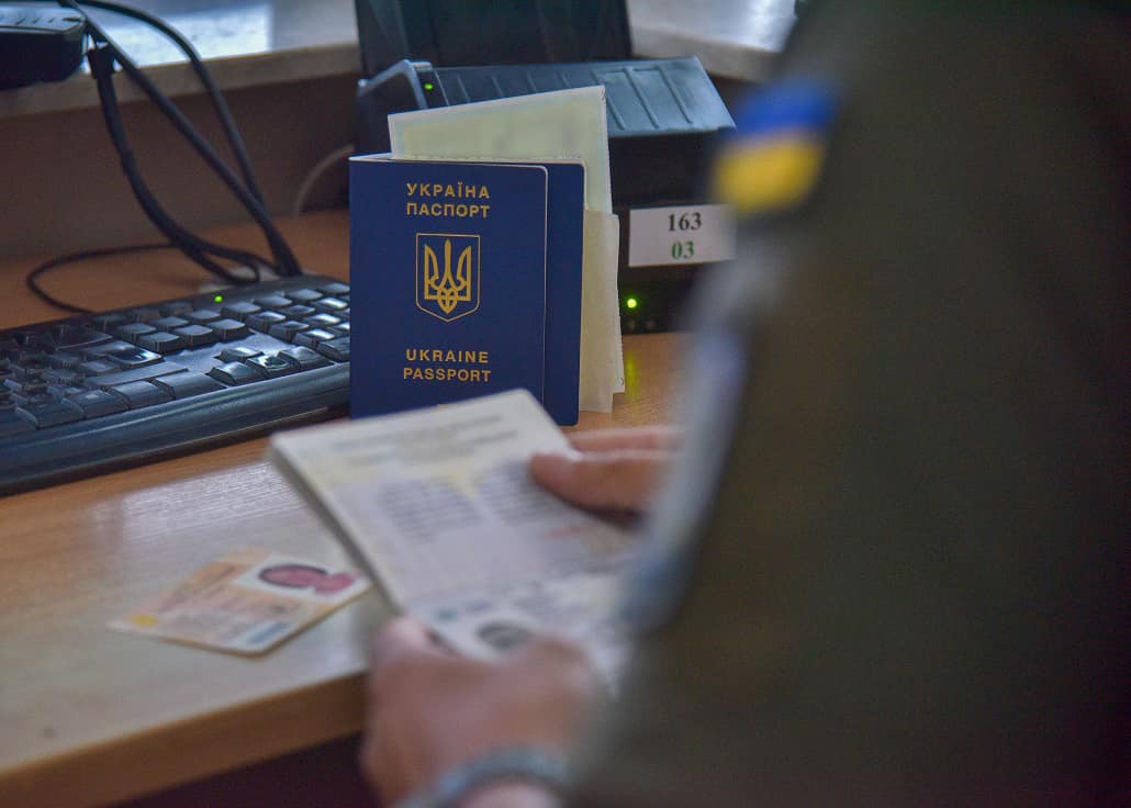 Плуталися у відповідях: на Львівщині прикордонники викрили ще одне фіктивне подружжя