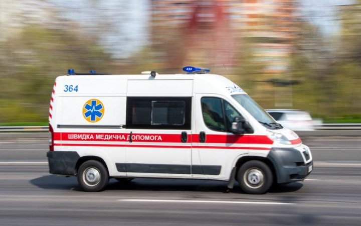 На Закарпатті «швидка» з пацієнтом потрапила у ДТП з велосипедистом (відео)