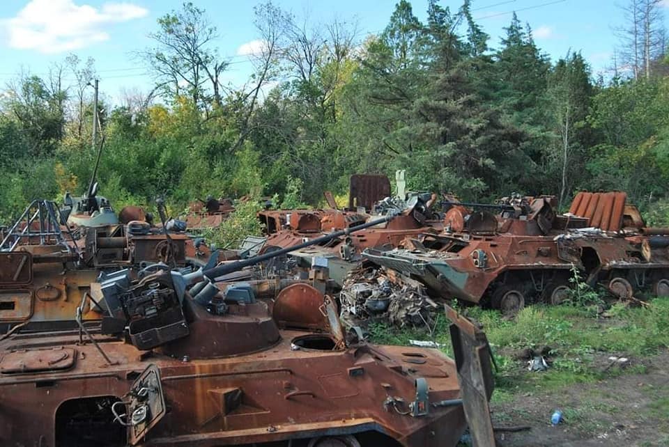 Під одним будинком стояли 15 гармат і САУ: в Ізюмі створили відстійник розбитої техніки ворога