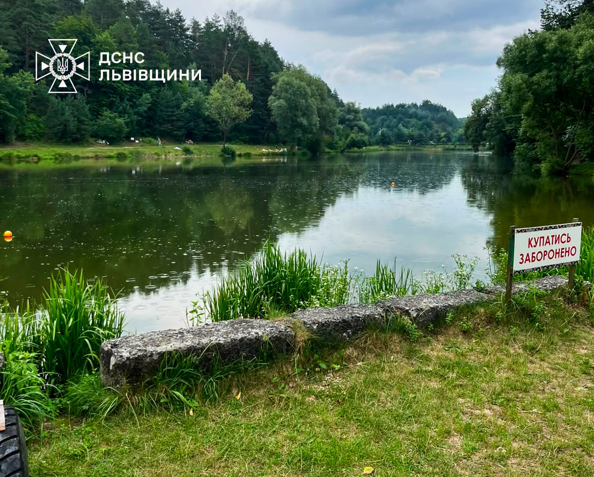 Трагедія на водоймі на Львівщині: водолази дістали з озера тіло чоловіка (фото)