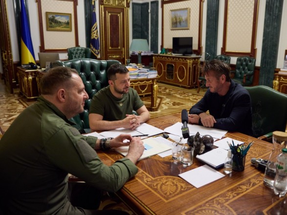 Зеленський зустрівся з Шоном Пенном, який знімає документальний фільм про Україну