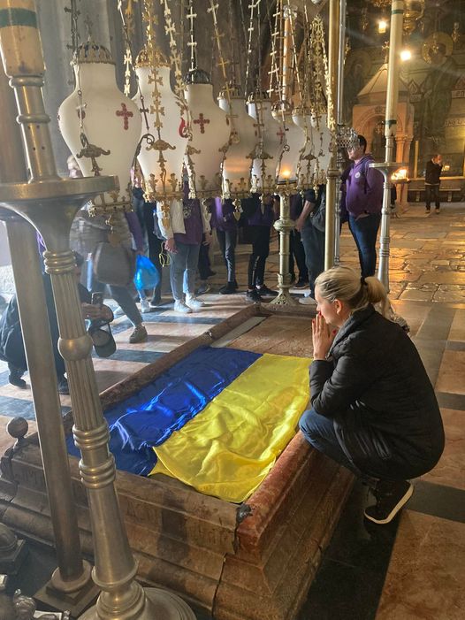 У храмі Гробу Господнього в Єрусалимі священну плиту покрили синьо-жовтим прапором