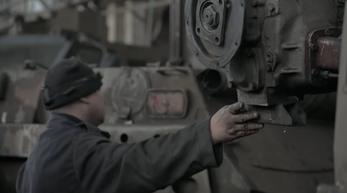 Токарі роблять дива: 80-ка показала, як ремонтує трофеї і прокачує Bushmaster