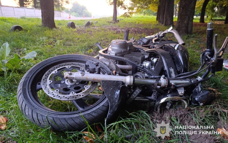 Не впорався з керуванням і врізався у дерево: на Львівщині загинув мотоцикліст