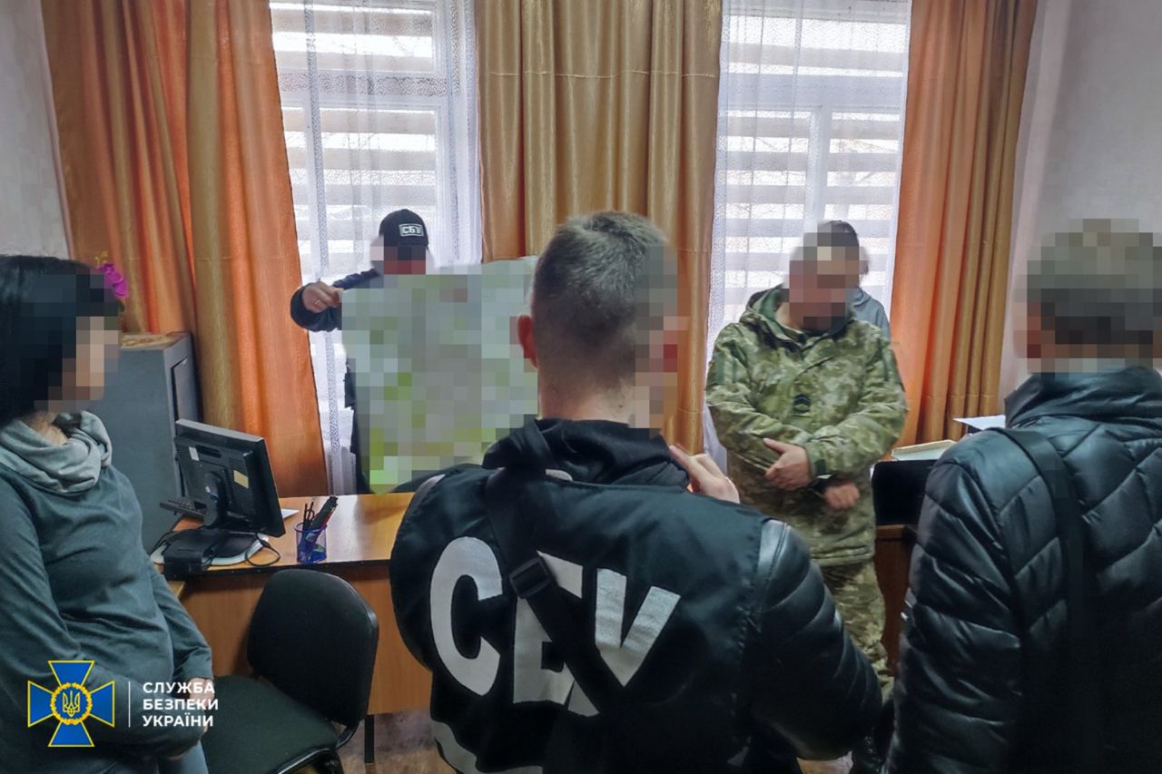 На Чернігівщині впіймали прикордонника, який хотів «злити» оборонні позиції ФСБ