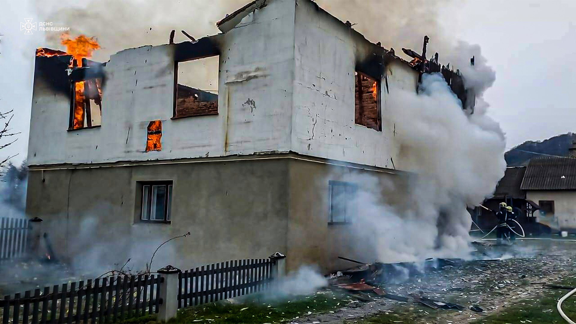 На Львівщині згорів будинок: з'явилося фото з пожежі
