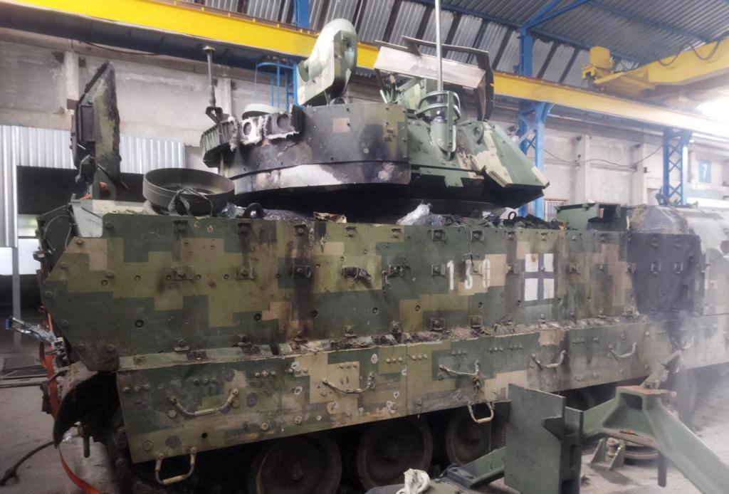 Живучий "Бредлі". Міноборони показало БМП після прямого влучання з "Граду". Фото дня