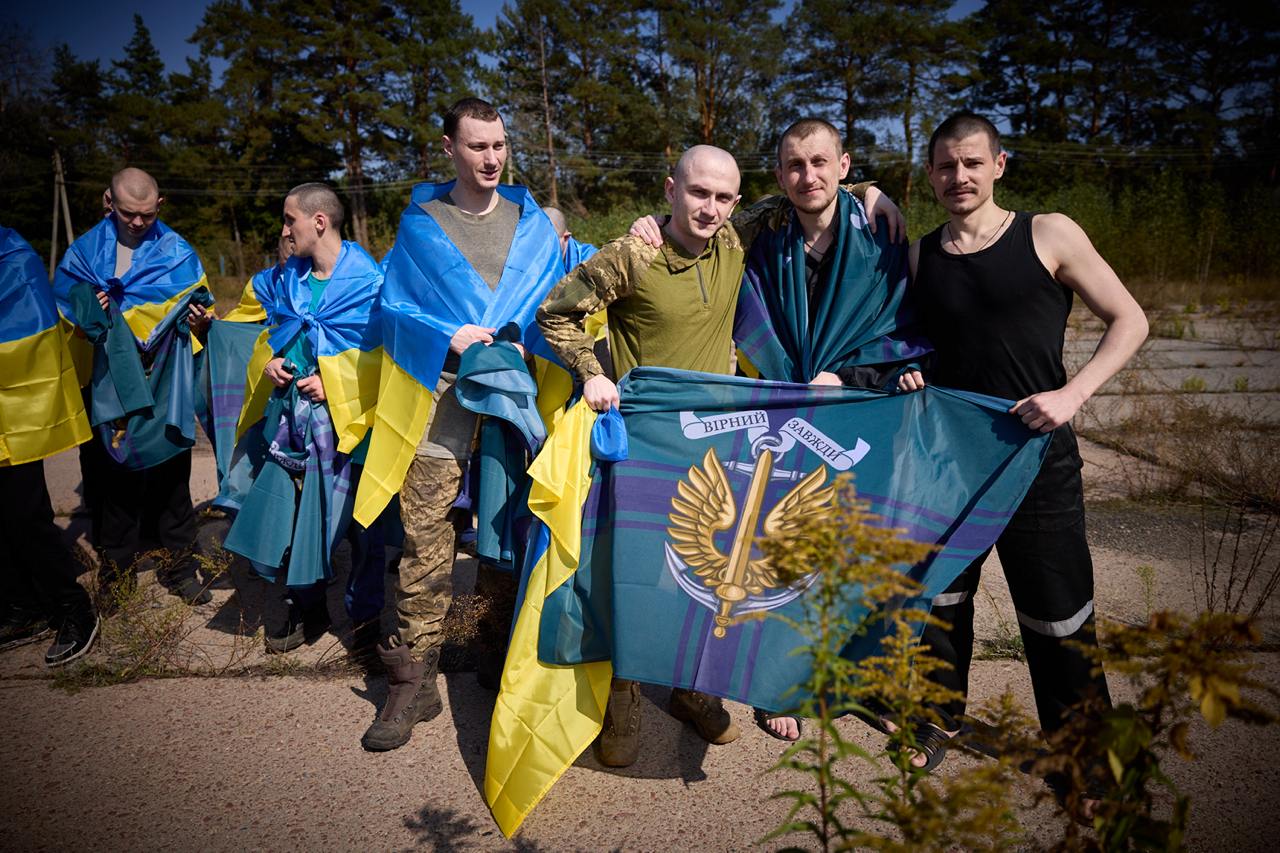 Не плач, я вдома: перші емоції військових, які повернулися з полону