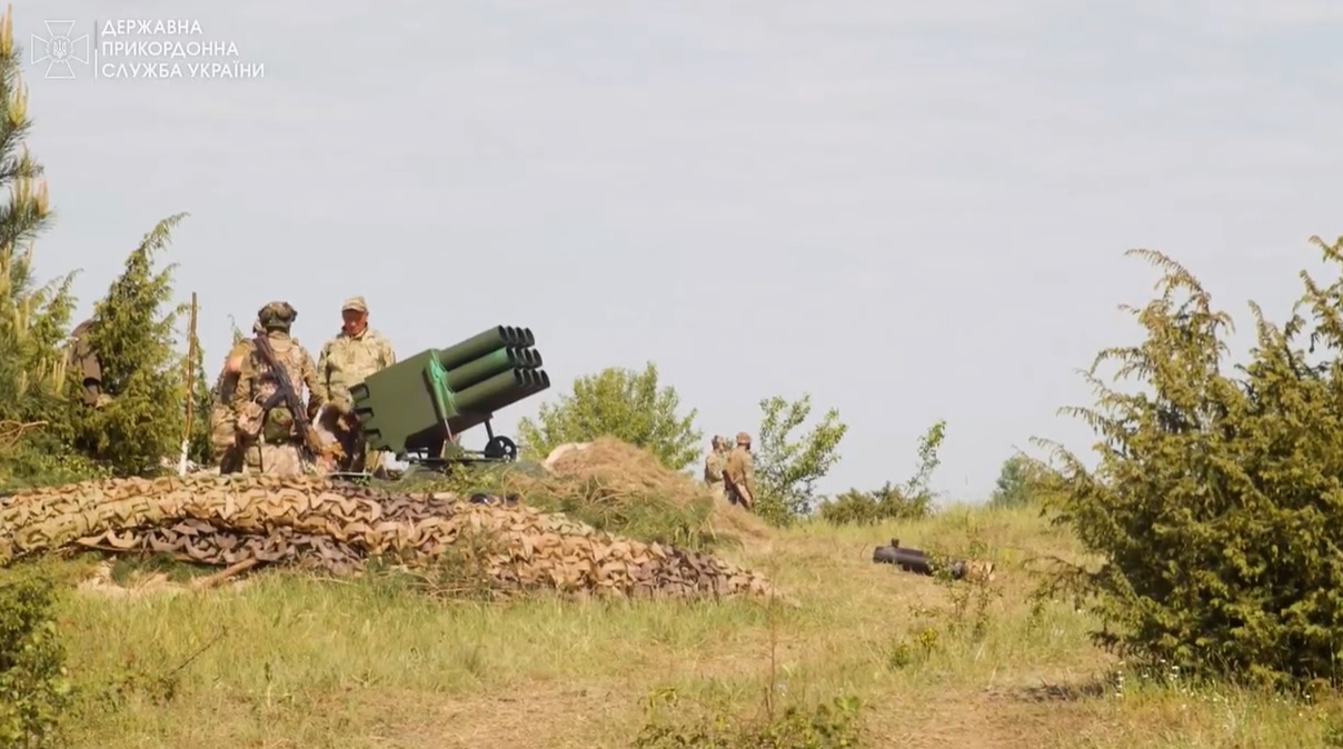 Українські прикордонники показали, як навчаються на РСЗВ RAK-SA-12D. Відео