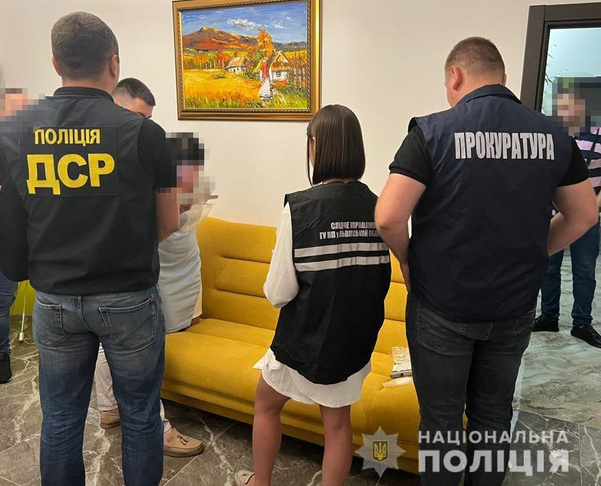 За 5,5 тисяч доларів львів'янка організовувала "трансфер" чоловікам за кордон
