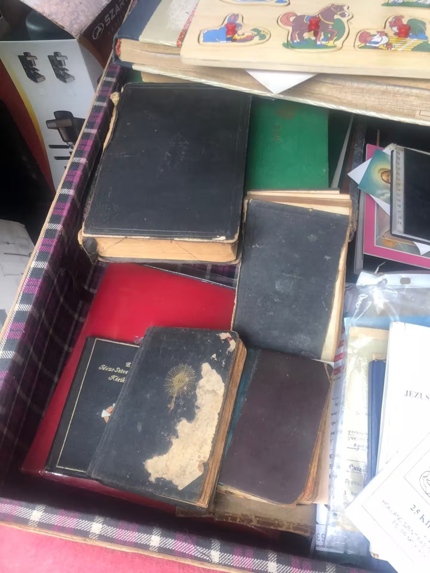 На Закарпатті спіймали чоловіка, який вивозив стародруки в Угорщину