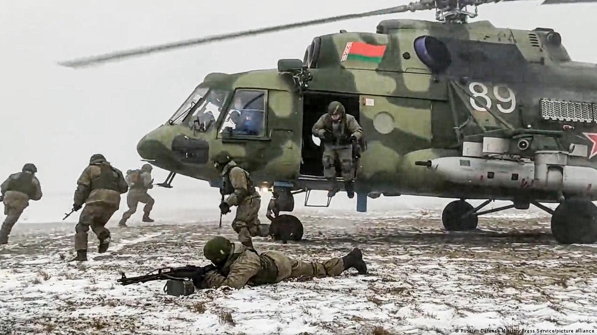 На восьми полігонах. У Білорусі продовжили військові навчання з Росією