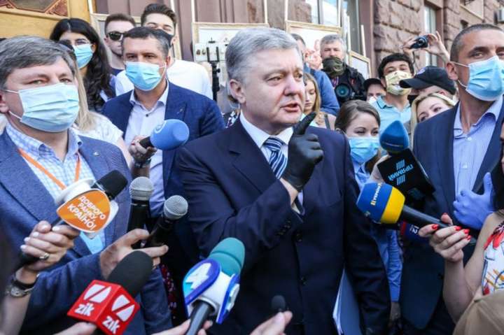 «Жодної співпраці». Порошенко прийшов на допит у ДБР, але від свідчень відмовився