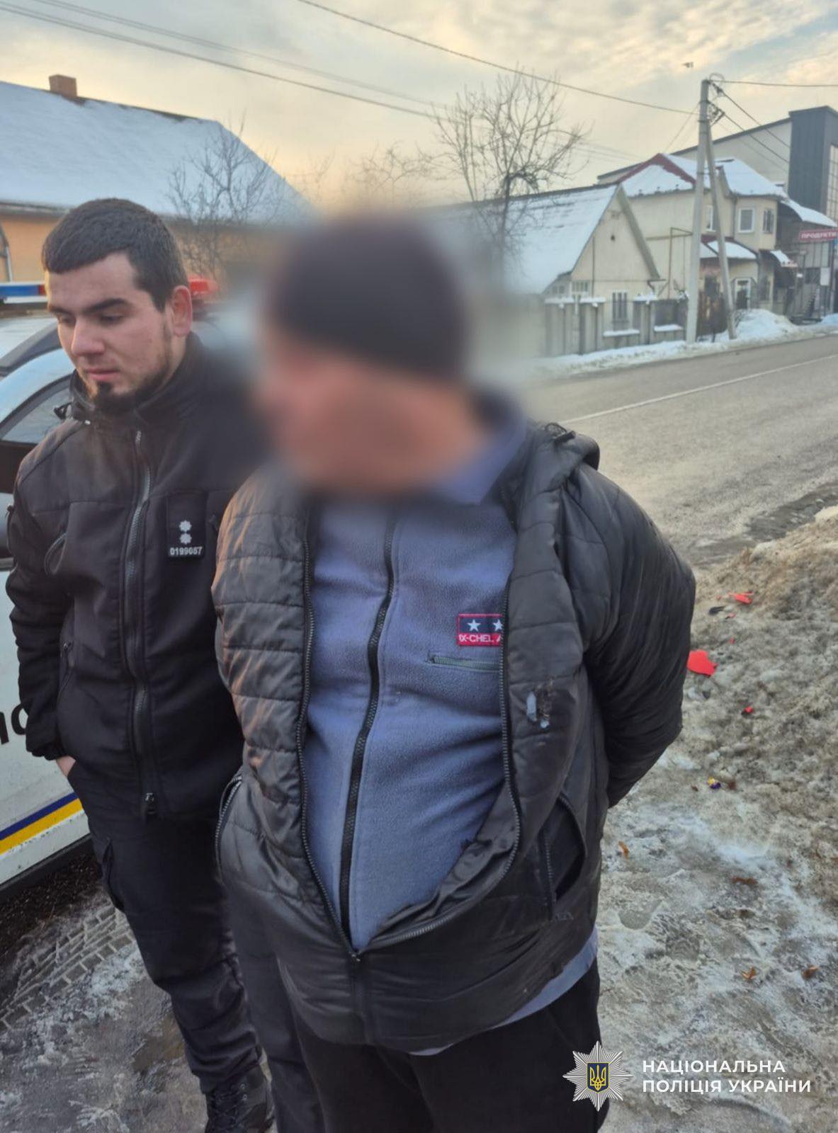 На Закарпатті чоловік зірвав портрети загиблих Героїв з Алеї пам’яті