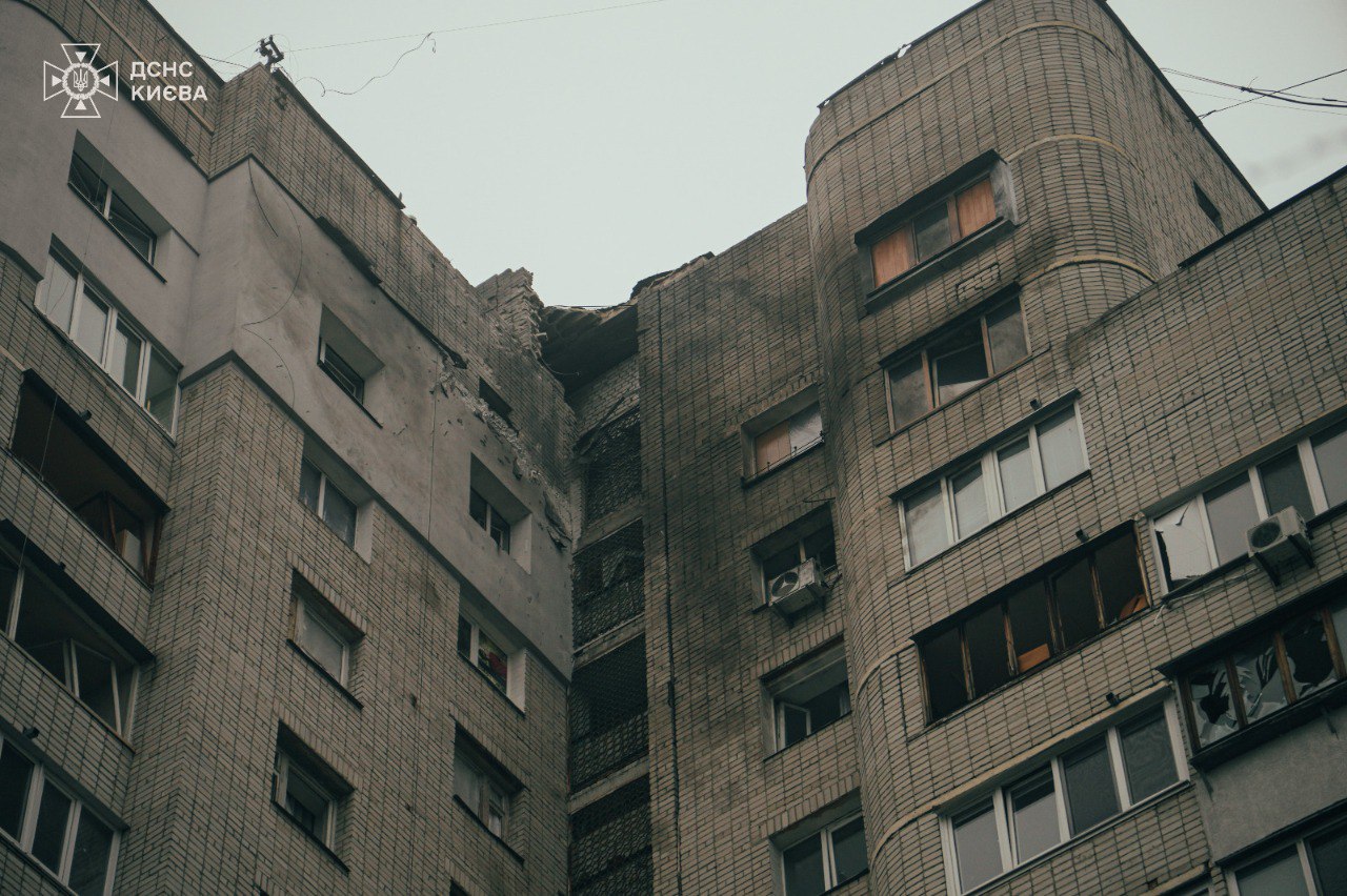 У Києві дрон РФ влучив у багатоповерхівку: рятувальники повідомили деталі (фото)