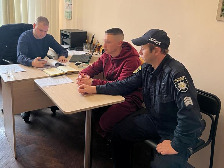 Погрожували зброєю та побили. На Львівщині затримали двох молодиків, які напали на знайомих