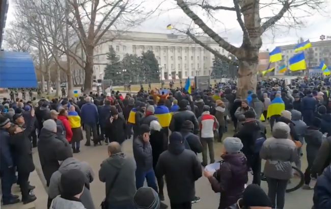 В окупованій Новій Каховці проходить масштабний проукраїнський мітинг