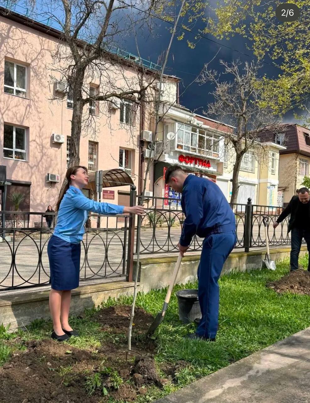 Все спокійно: У російському Туапсе садять дерева на тлі чорної хмари від палаючого НПЗ