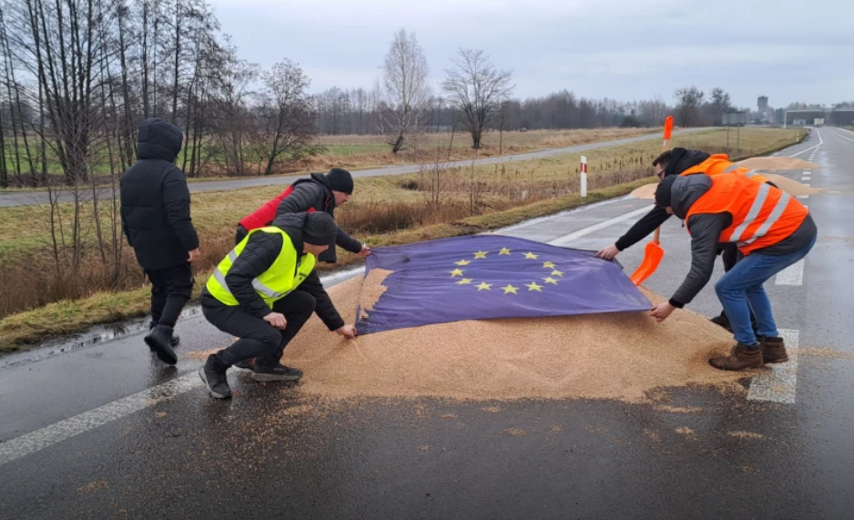 Польська прокуратура розслідує скандал із розсипаним українським зерном біля кордону