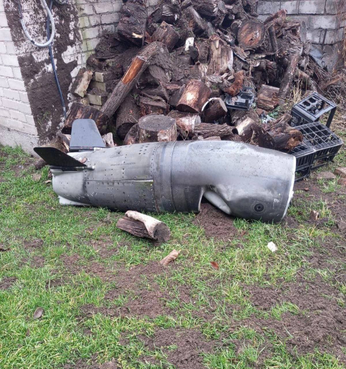 Ракета впала на подвір'я будинку: фото наслідків удару на Дніпропетровщині (фото)