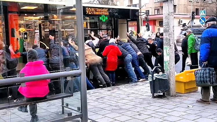 У Львові пенсіонерка потрапила під автобус: з-під коліс її визволяли пасажири. Відео дня