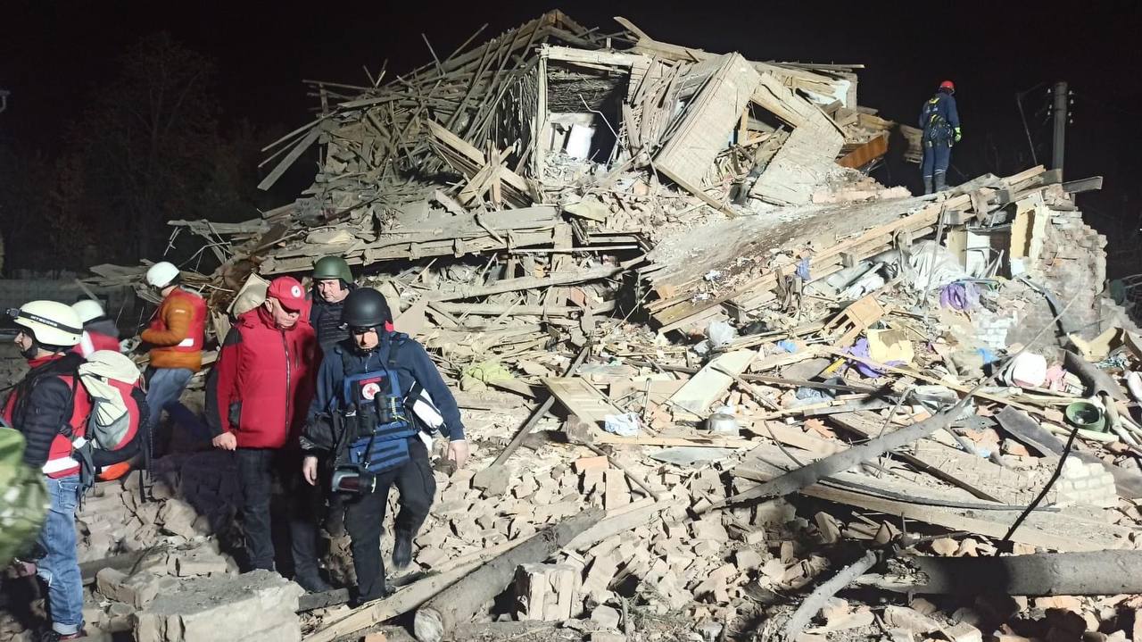 Росіяни ракетами вдарили по місцю дислокації поліцейських у центрі Харкова. Є загиблий, 26 поранених поліцейських
