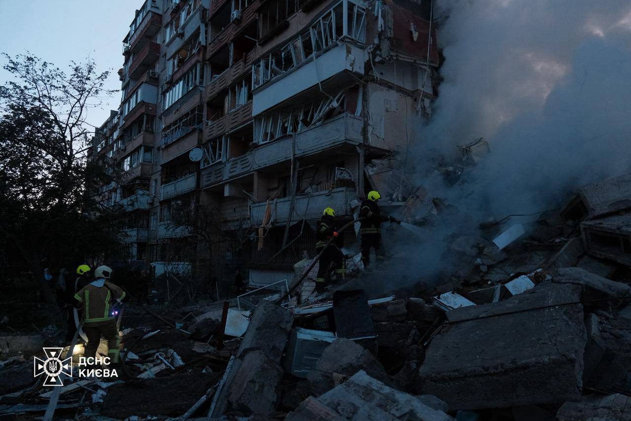 З'явилося нове відео з місця зруйнованої багатоповерхівки у Києві
