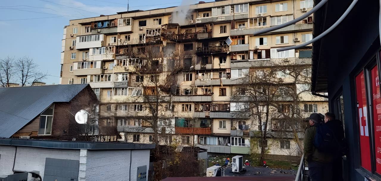 У Києві рятувальник, який приїхав на виклик після обстрілу, гасив власну квартиру