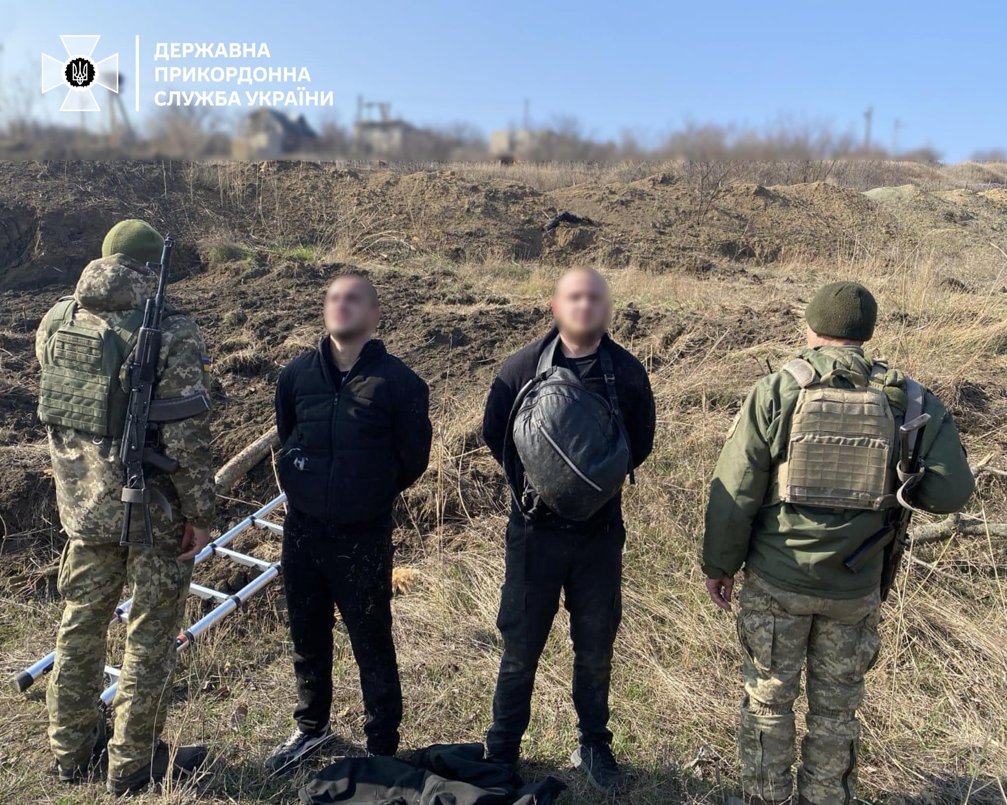 Прикордонники затримали чоловіків, які за допомогою драбини намагалися втекти за кордон