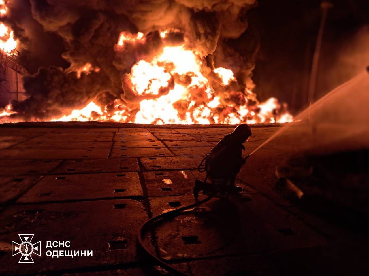 З'явилися фото з місця нічних вибухів на Одещині