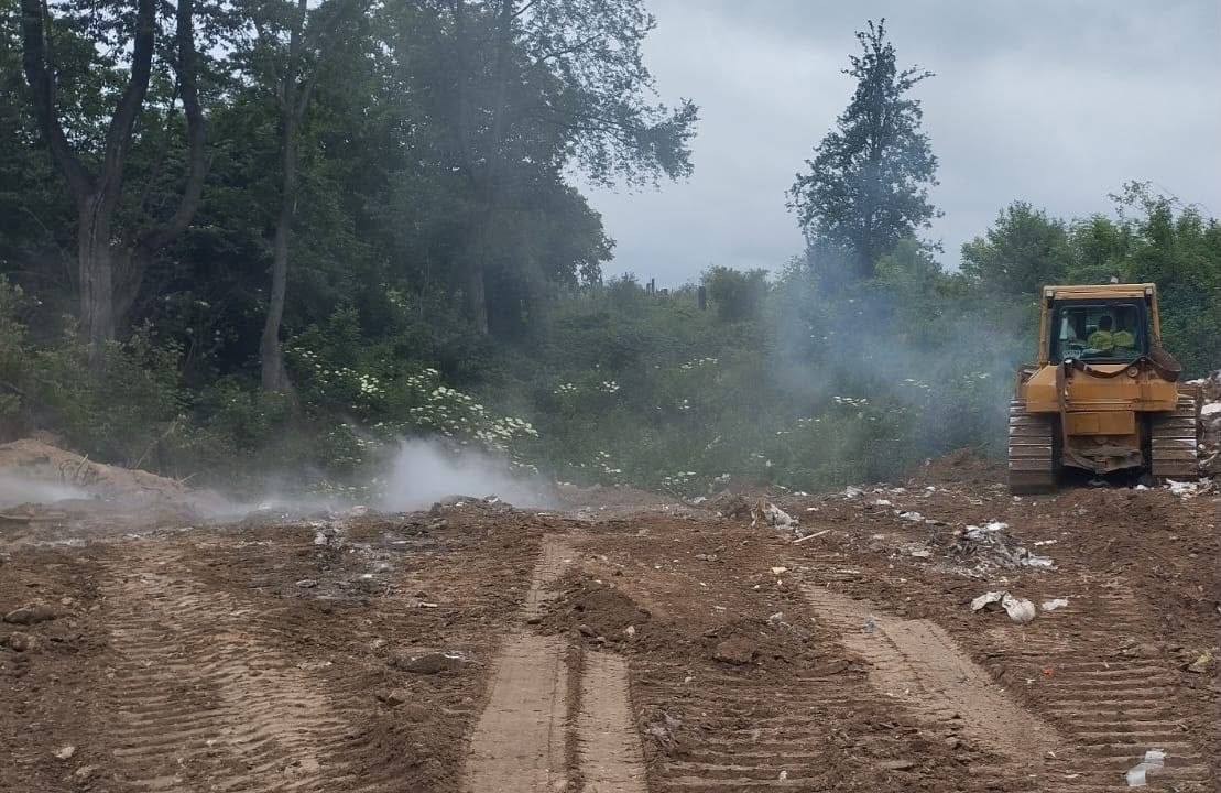 У Львові блискавка під час грози вдарила поруч з кладовищем: з'явилося фото з місця