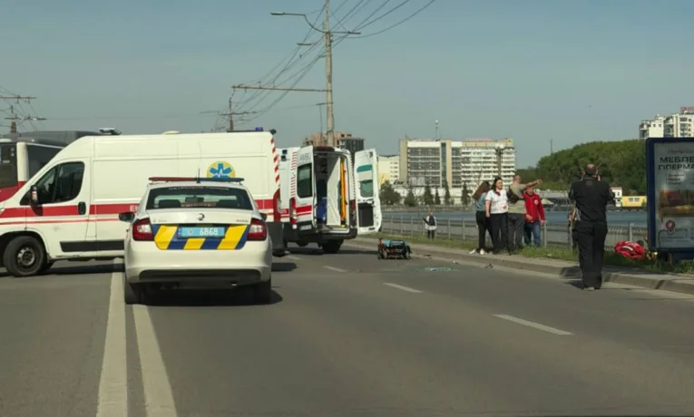 У Тернополі мотоцикл влетів у швидку допомогу