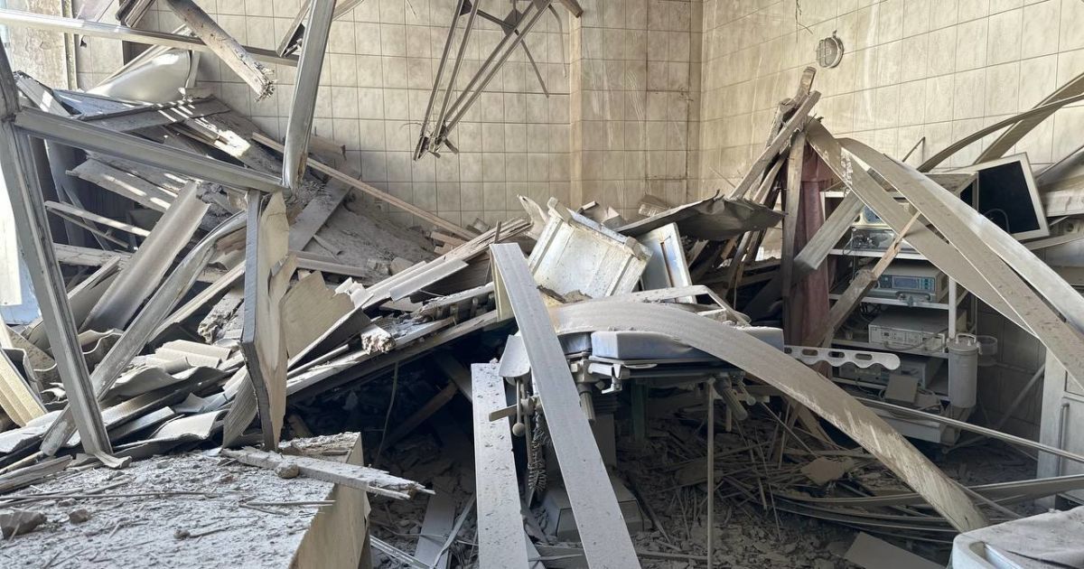 Окупанти обстріляли залізничний вокзал і потяг у Херсоні: є жертви