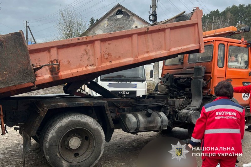 На Тернопільщині водій загинув під власною вантажівкою