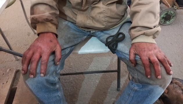 З Маріуполя до Запоріжжя пішки прийшов чоловік з собакою 
