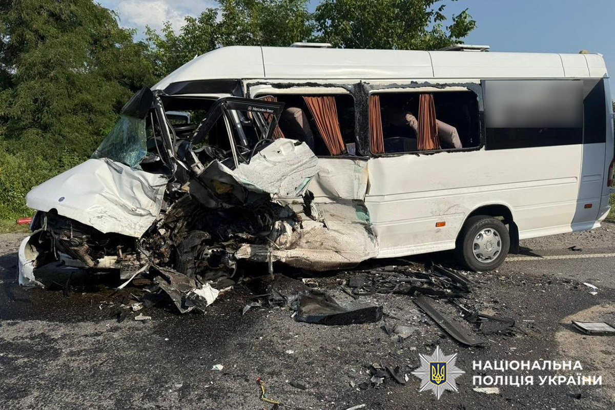 Автотроща на Хмельниччині: авто протаранило автобус з пасажирами (фото)