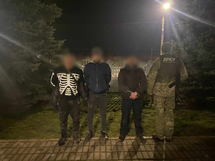 Прикордонники на Закарпатті пострілами зупиняли трьох чоловіків, які втікали через кордон (фото)