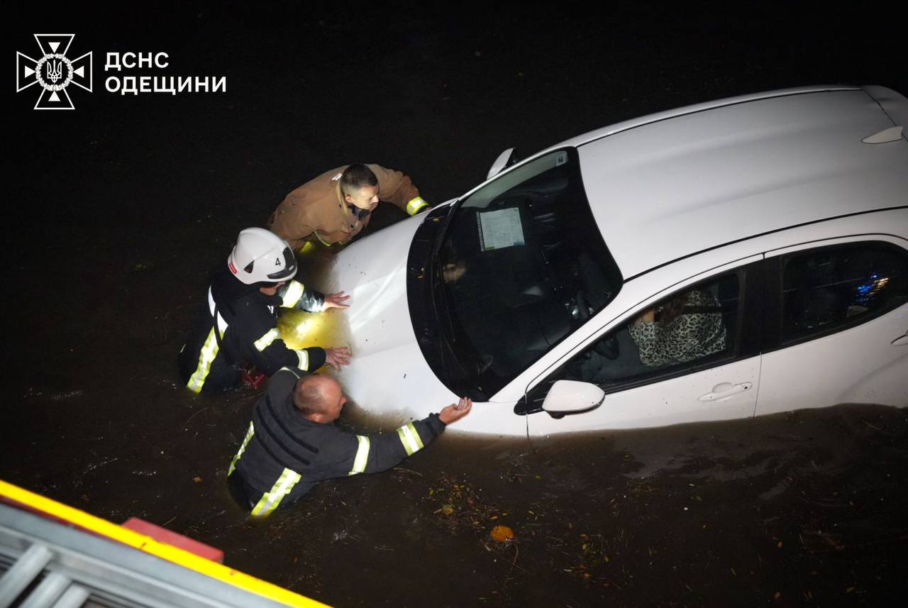 В Одесі вирує сильна негода: є жертви (відео)