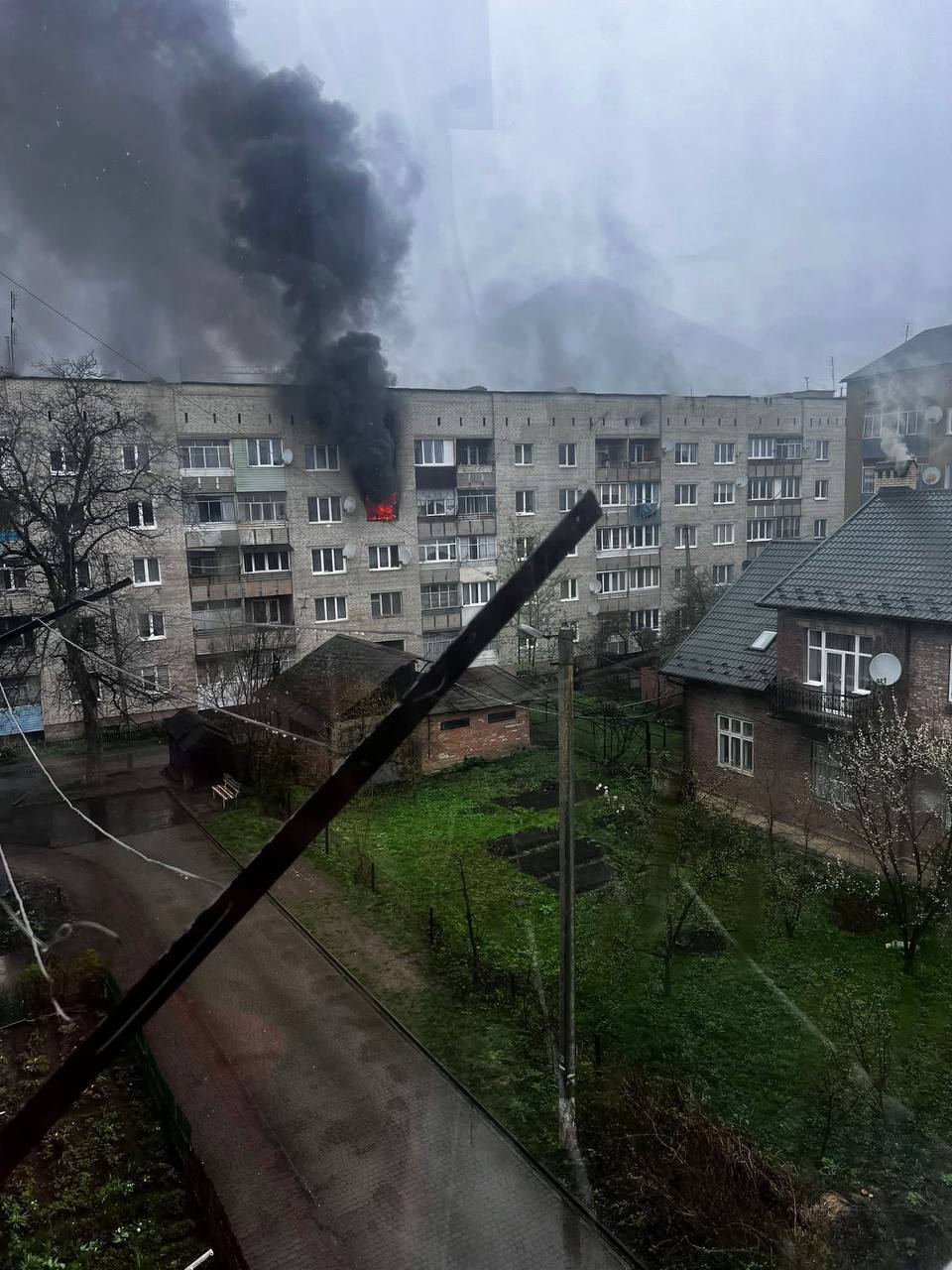 На Львівщині палає квартира: вогонь та стовп диму здіймається з вікна (відео)