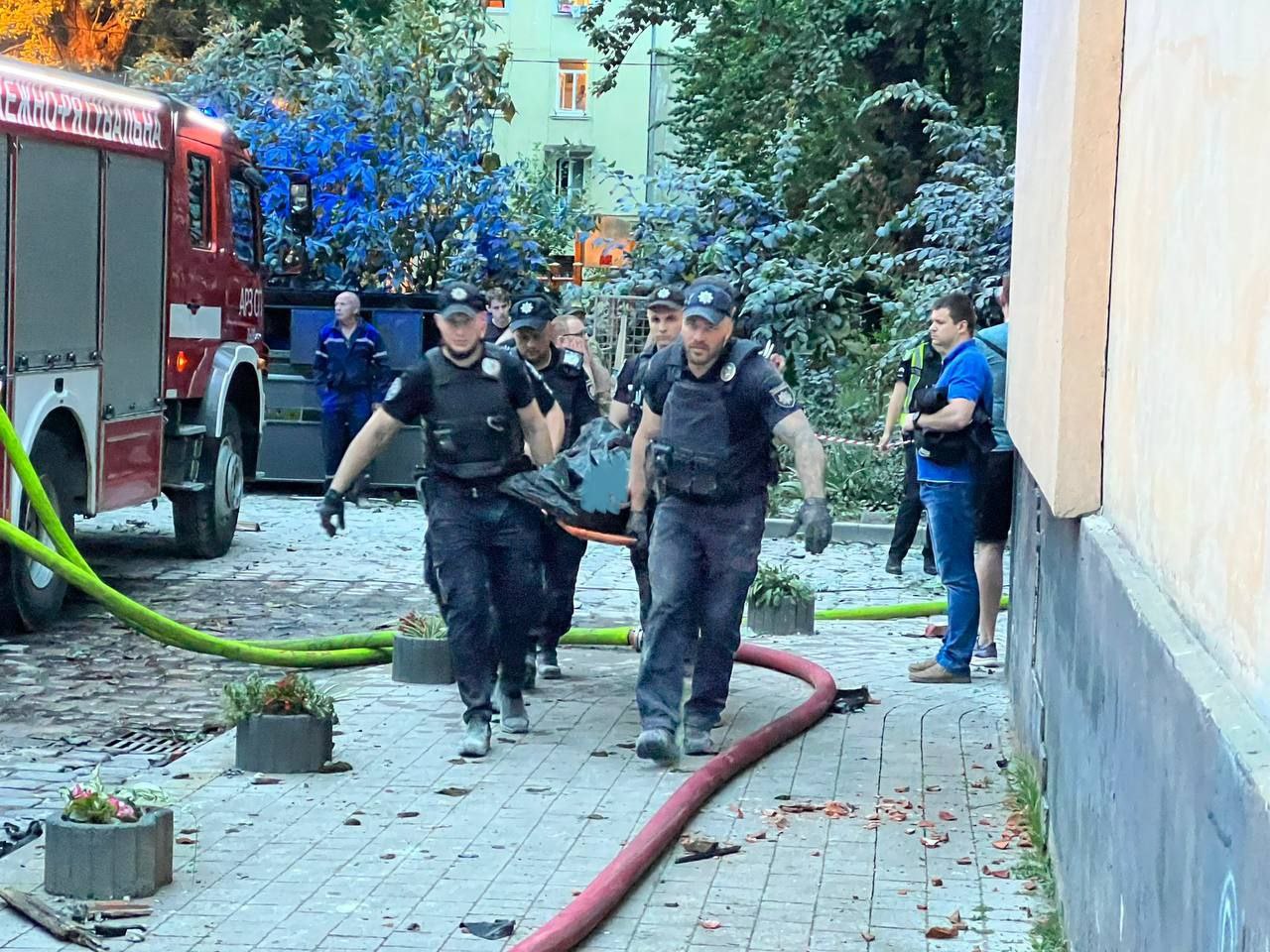 Нічна ракетна атака на Львів: влучання у житловий будинок, є загиблі та поранені