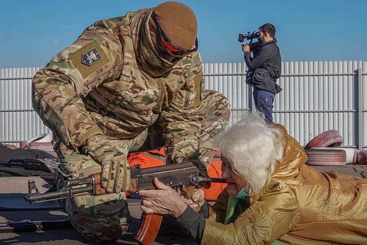 Українська бабуся з автоматом стала зіркою соцмереж