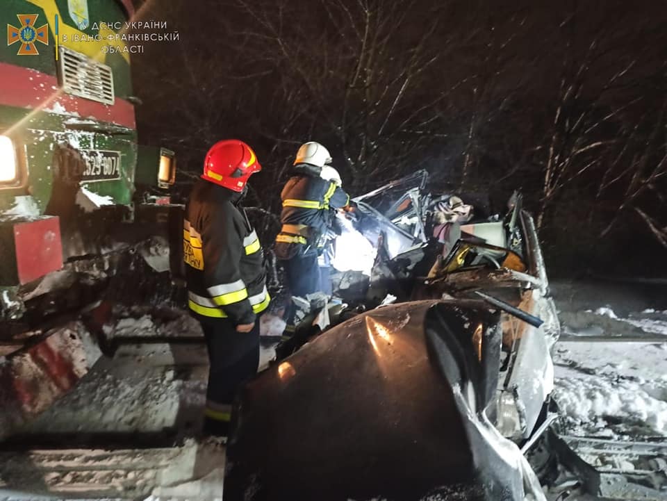 Потяг розчавив авто з людьми на Прикарпатті
