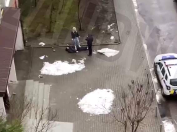 У Львові з сьомого поверху випав чоловік