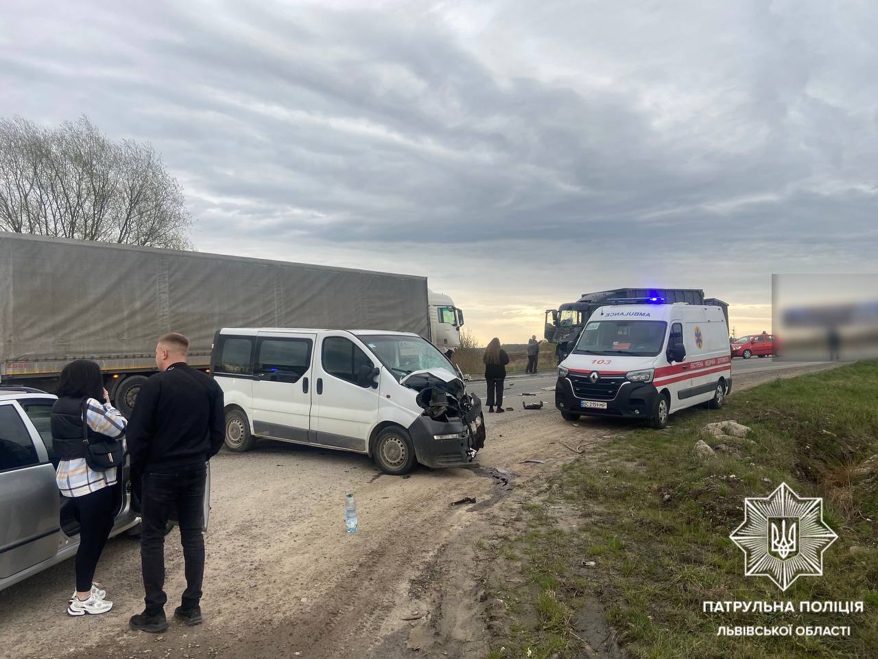 Поблизу Львова зіткнулись вантажівки та мікроавтобус: трасу Київ — Чоп частково перекрито, є постраждалі
