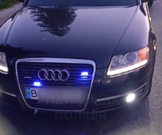 На Львівщині копи впіймали 20-річного водія на Audi з "сюрпризом" (відео)