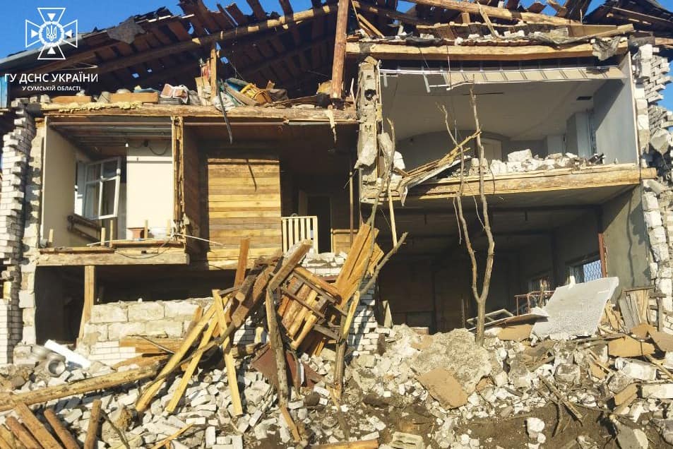 Окупанти вдарили по Сумщині. Пошкоджені спорткомплекс і дитсадок