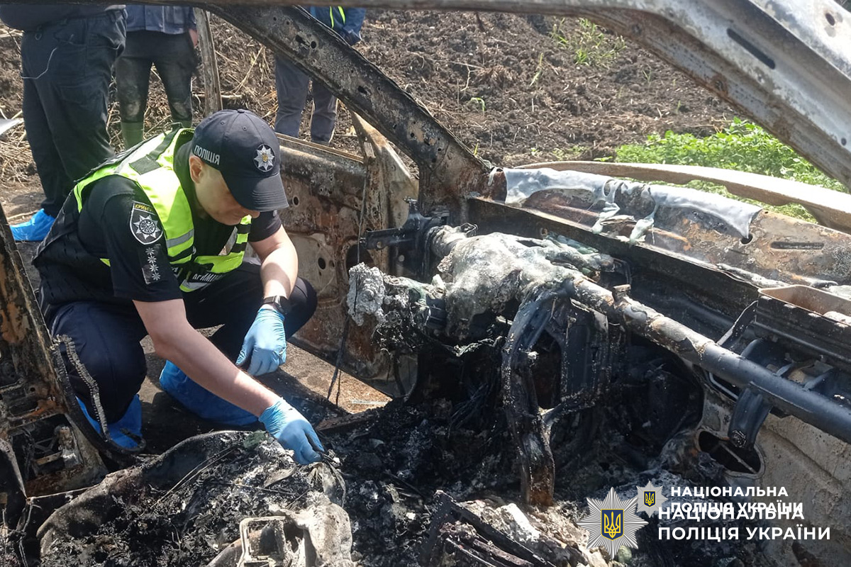 Біля Вінниці знайшли спалене авто із тілом людини всередині