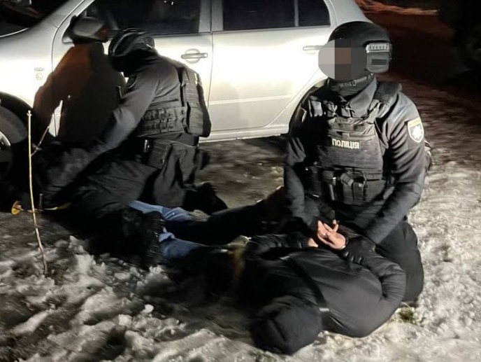 Викрали чоловіка і вимагали 12 тисяч доларів. У Києві затримали трьох поліцейських