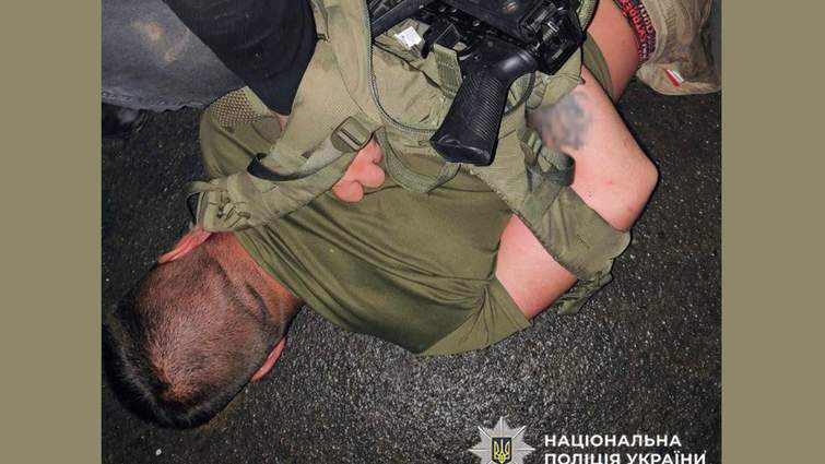 Стріляв по будівлі ТЦК та втік: на Хмельниччині затримали 31-річного чоловіка